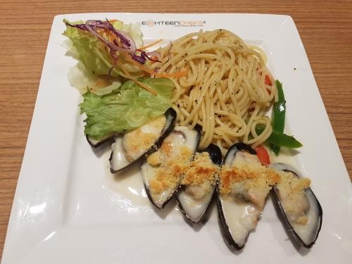 Aglio Olio with Cheese Baked Mussels 