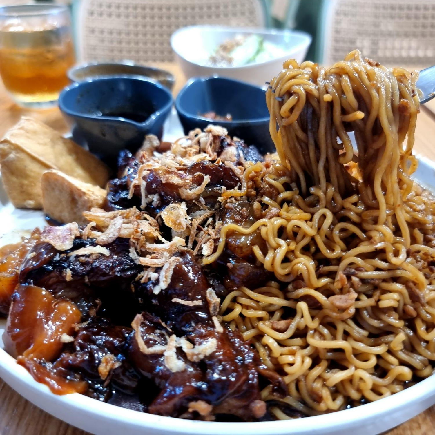 Samrang Kiikil Bakar (Beef Tendon) with Indo Mee Set