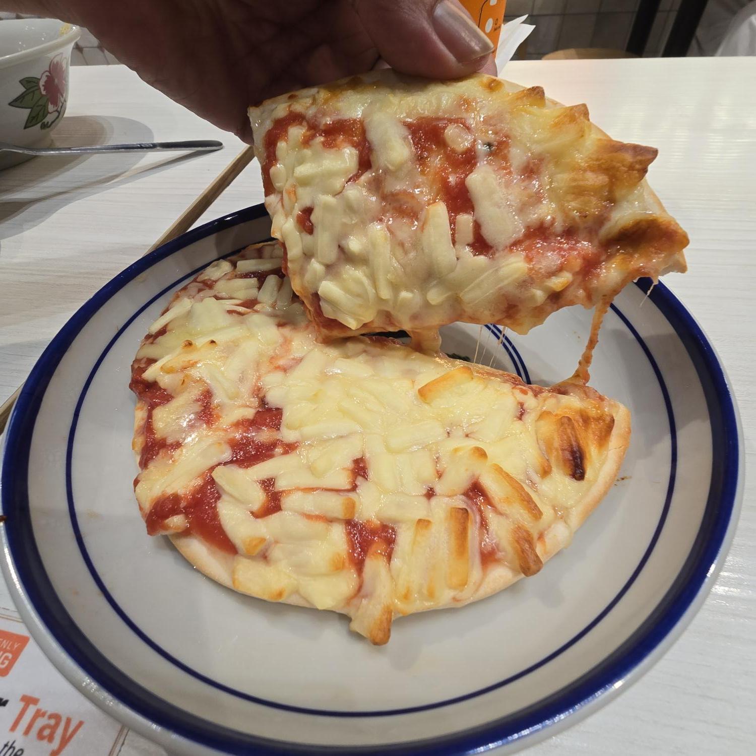 De Luxe Cheese Pizza