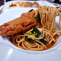 Pasta in Mee Goreng Style and Crispy Chicken