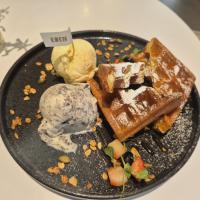 Classic Waffle with Gelato